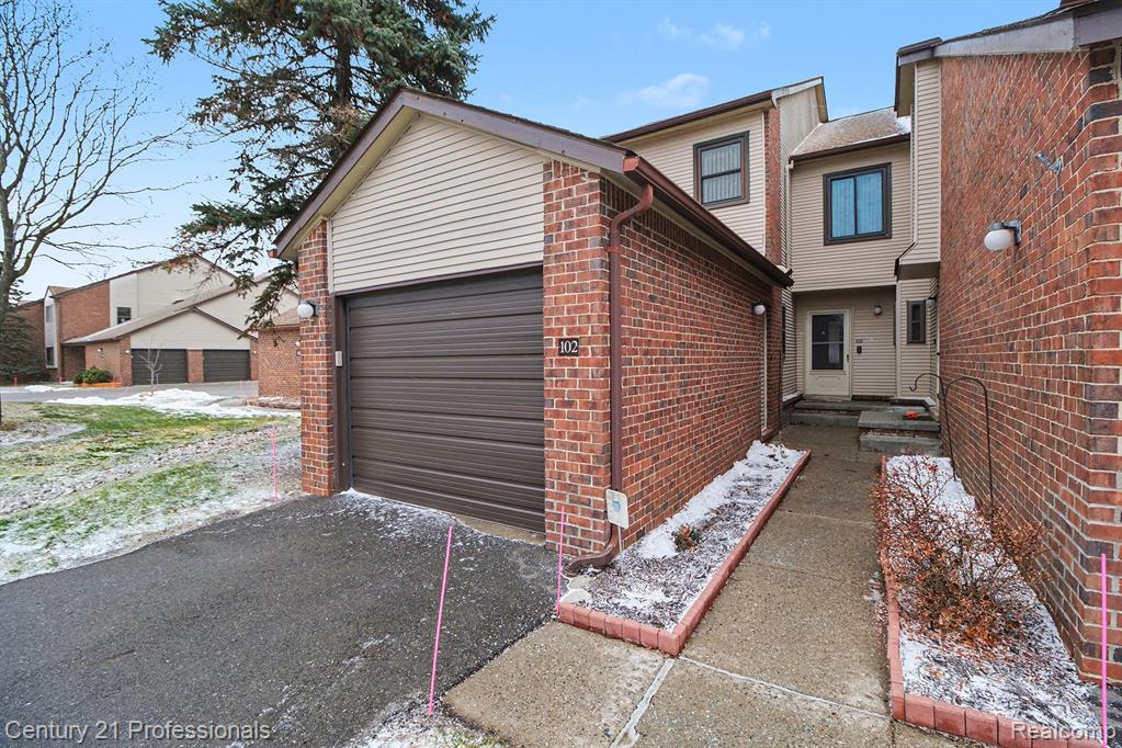 6680 Ridgefield Circle West Bloomfield, MI 48322 - Photo 1 of 24