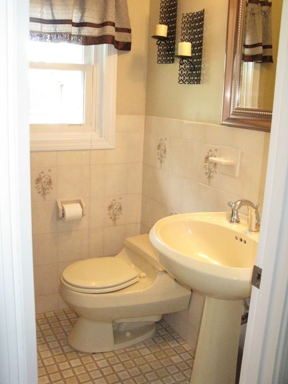 397 Gardners Neck Road Swansea, MA 02777 - Photo 11 of 19 Gallery Image 11