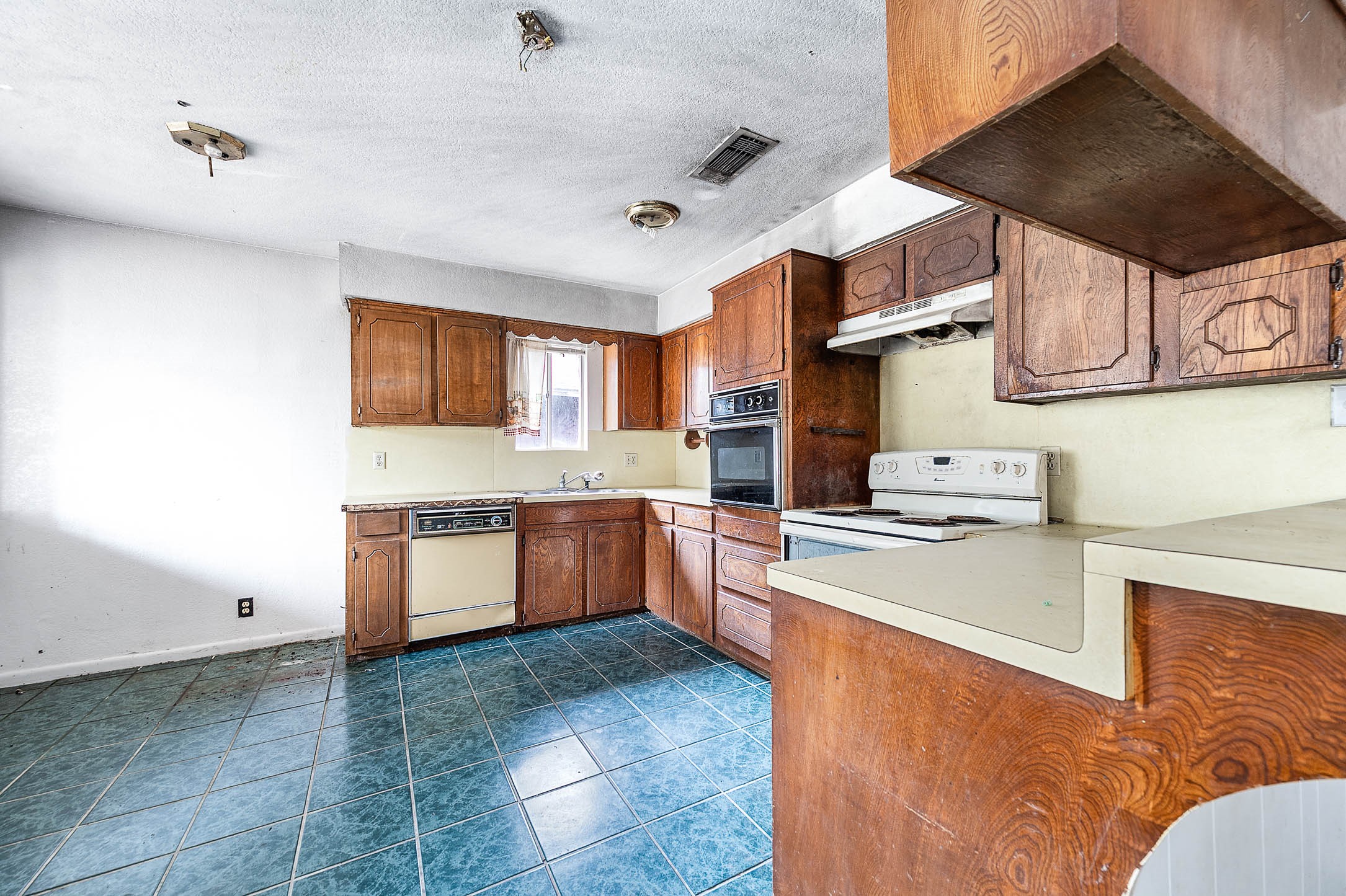 1431 County Road 934 Sweeny, TX 77480 - Photo 5 of 21 a large kitchen with stainless steel appliances granite countertop a stove and a sink