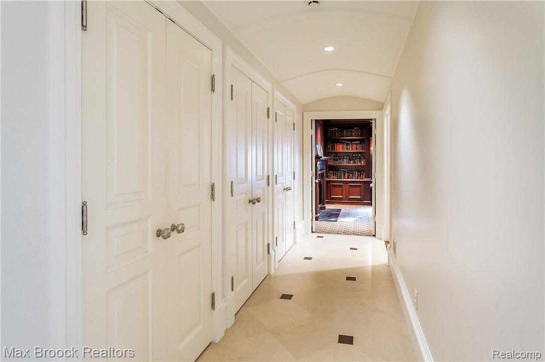 325 Keswick Road Bloomfield Hills, MI 48304 - Photo 17 of 40 Hallway to Library.jpg