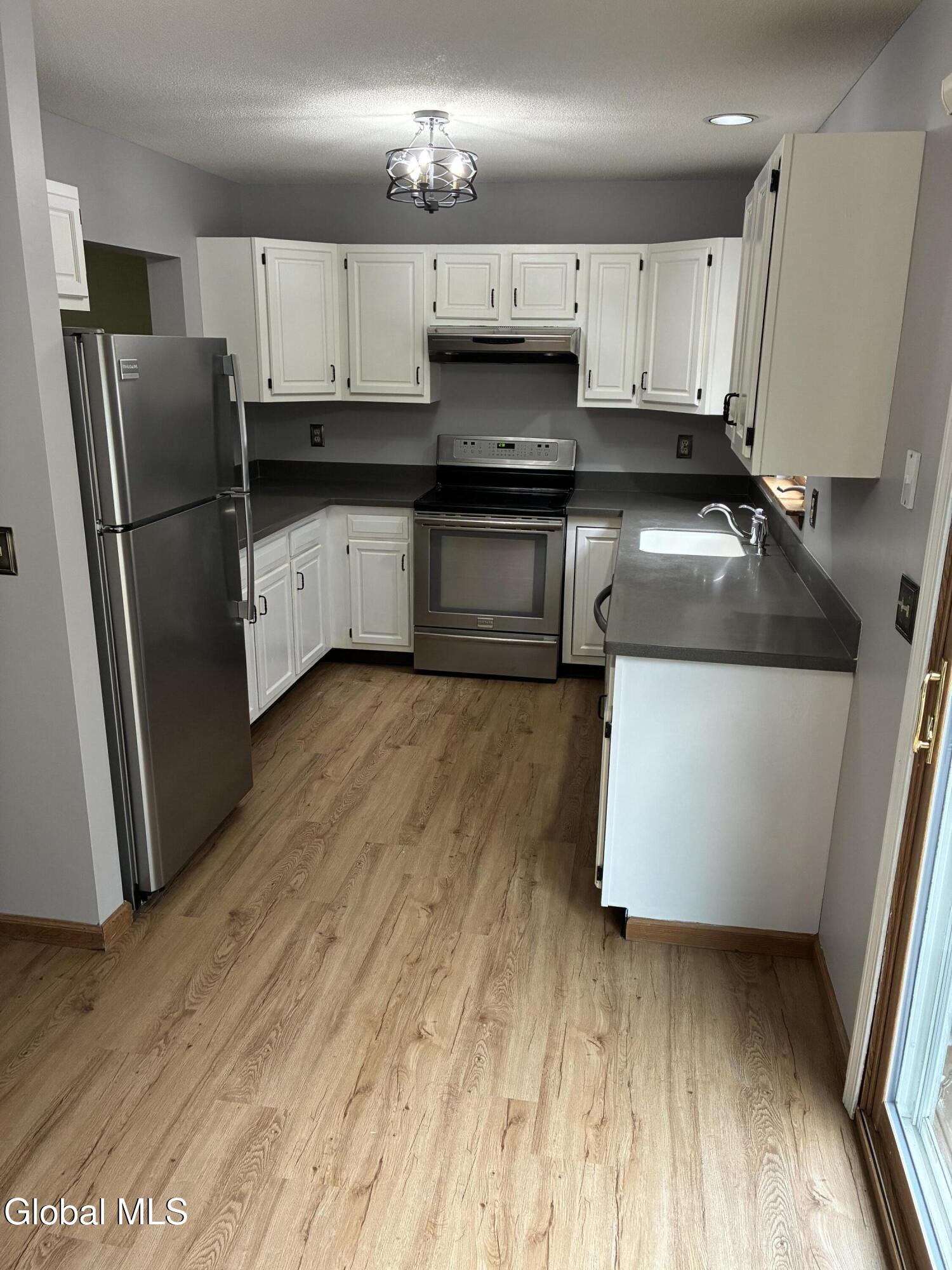 25 Stratton Circle Troy, NY 12182 - Photo 9 of 36 IMG_8301