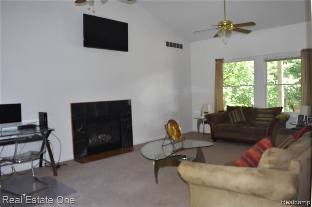 374 East South Boulevard Rochester, MI 48307 - Photo 7 of 21