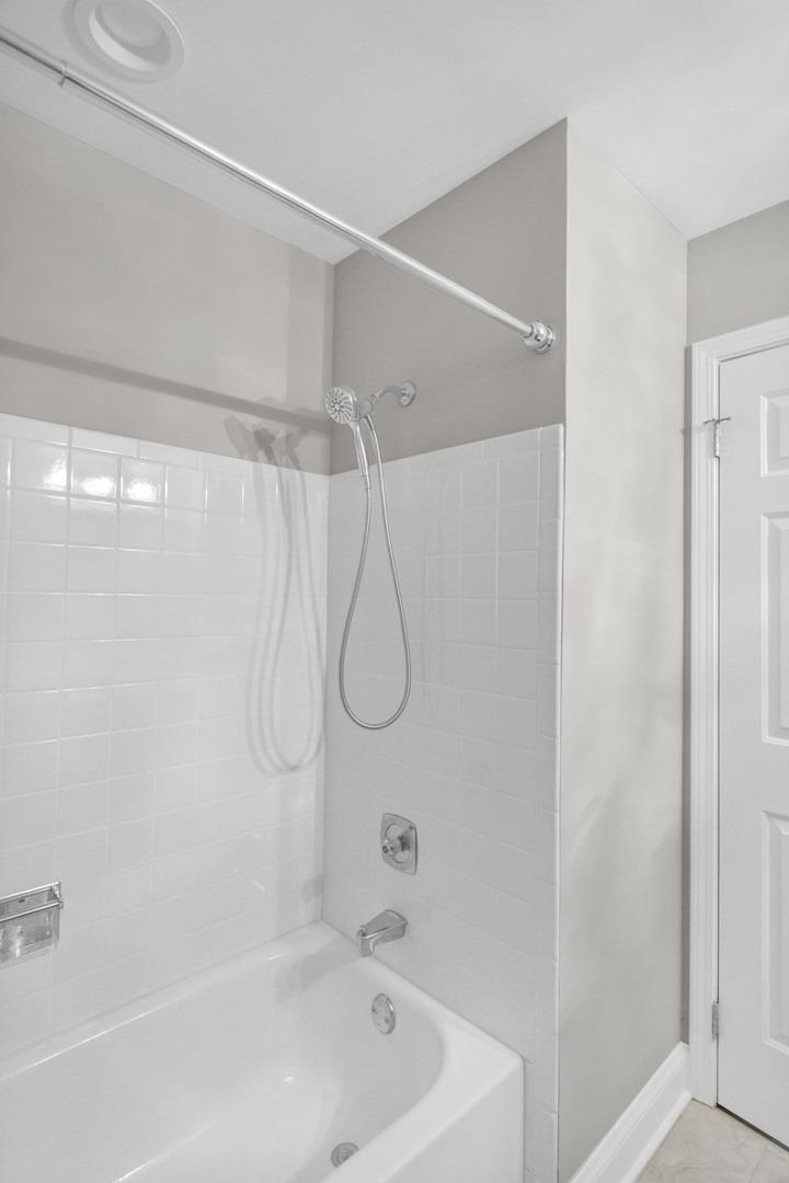 1256 Plum Tree Court, Unit D1 Schaumburg, IL 60193 - Photo 20 of 40 a bathroom with a bath tub with a shower