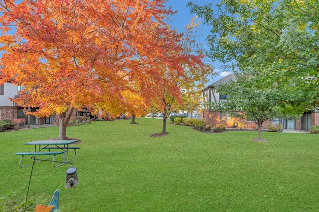 $299,900 | 1256 Plum Tree Court, Unit D1, Schaumburg, IL 60193