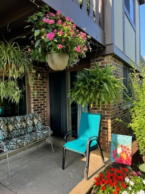 1256 Plum Tree Court, Unit D1 Schaumburg, IL 60193 - Photo 29 of 40 a flower garden with a bench