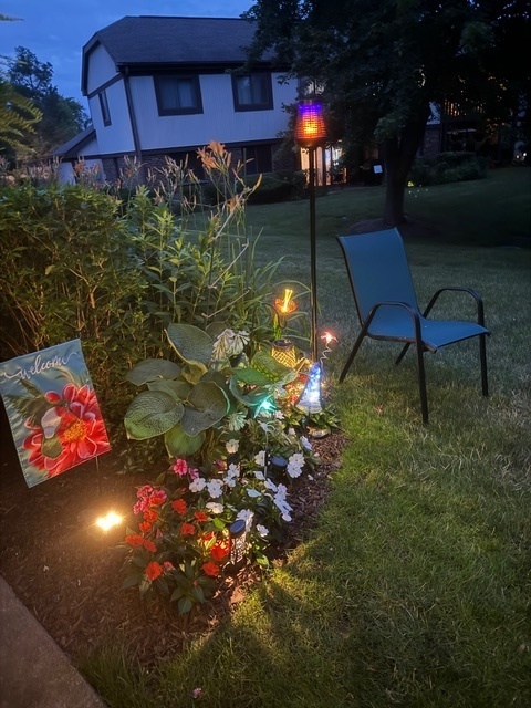 1256 Plum Tree Court, Unit D1 Schaumburg, IL 60193 - Photo 31 of 40 a backyard of a house with table and chairs