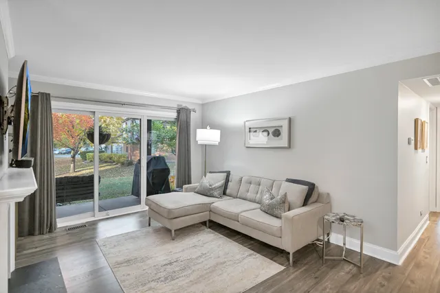 $299,900 | 1256 Plum Tree Court, Unit D1, Schaumburg, IL 60193