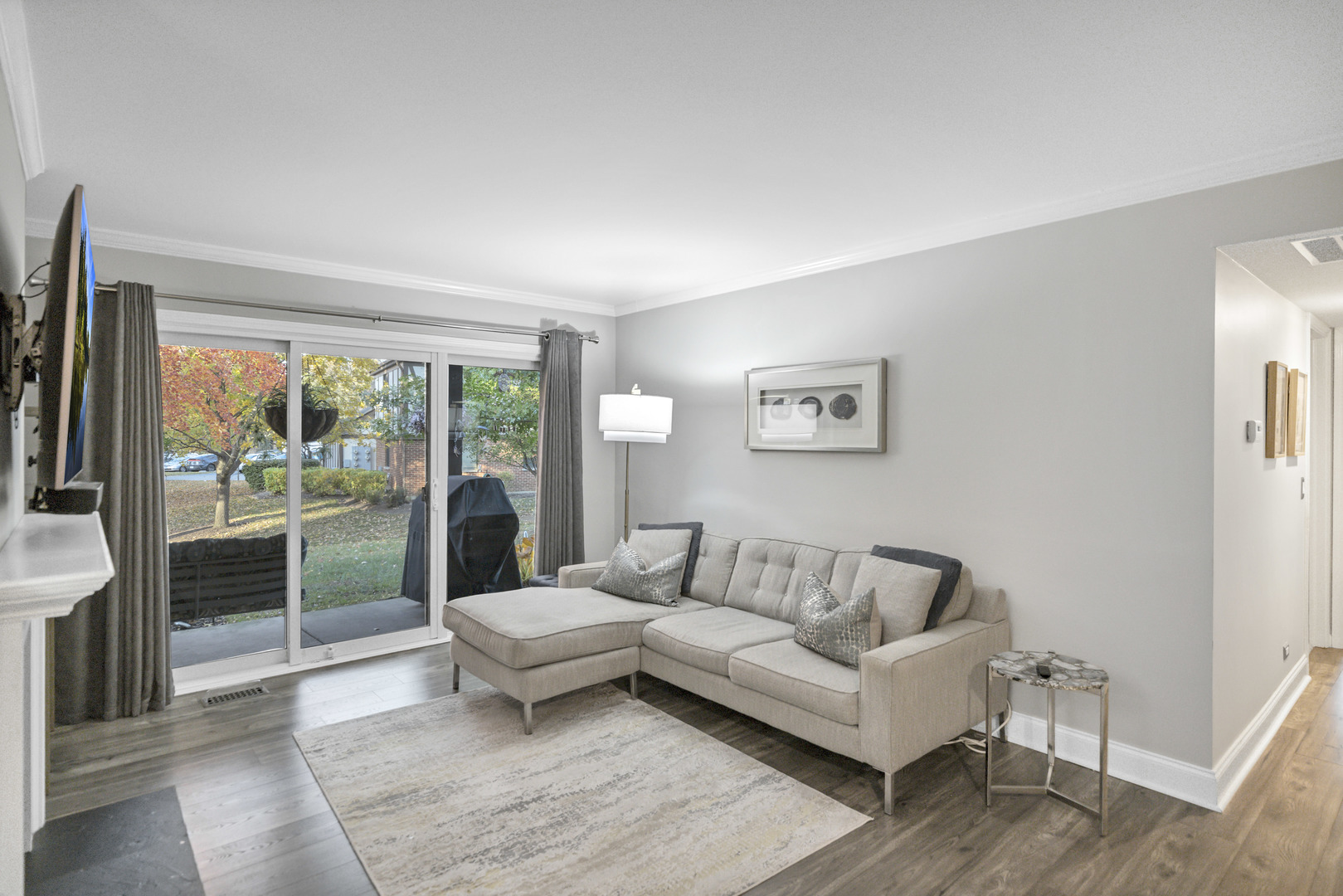 1256 Plum Tree Court, Unit D1 Schaumburg, IL 60193 - Photo 4 of 40 a living room with a couch and a large window