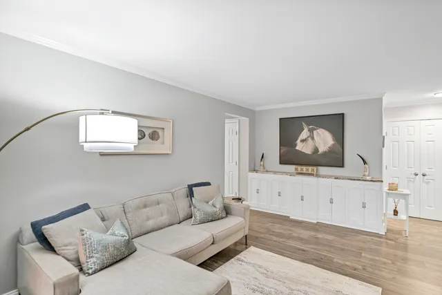 $299,900 | 1256 Plum Tree Court, Unit D1, Schaumburg, IL 60193