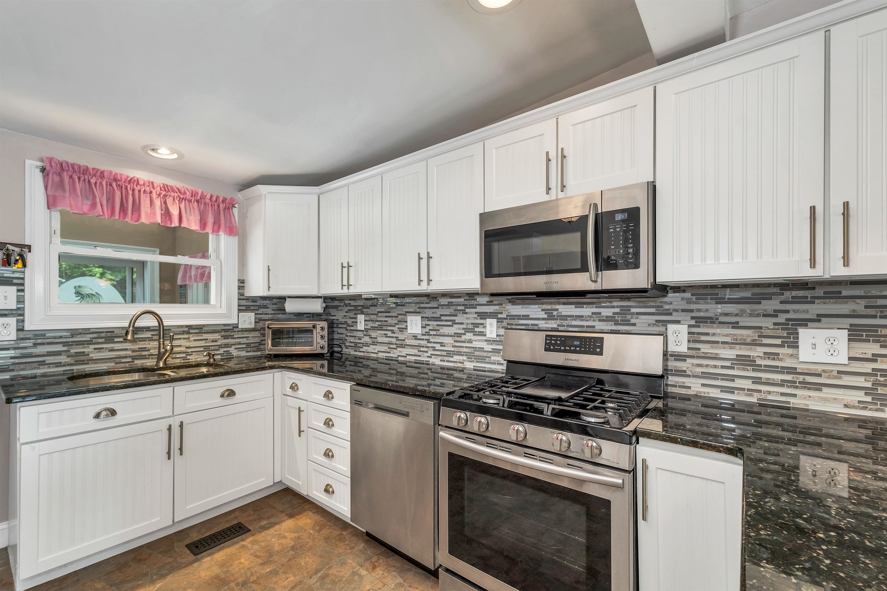 27 Collette Drive Hampstead, NH 03841 - Photo 13 of 41