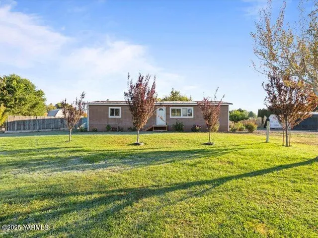 a view of a house with a big yard