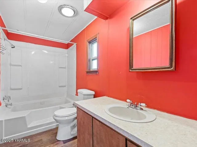 a view of a yard with an trees