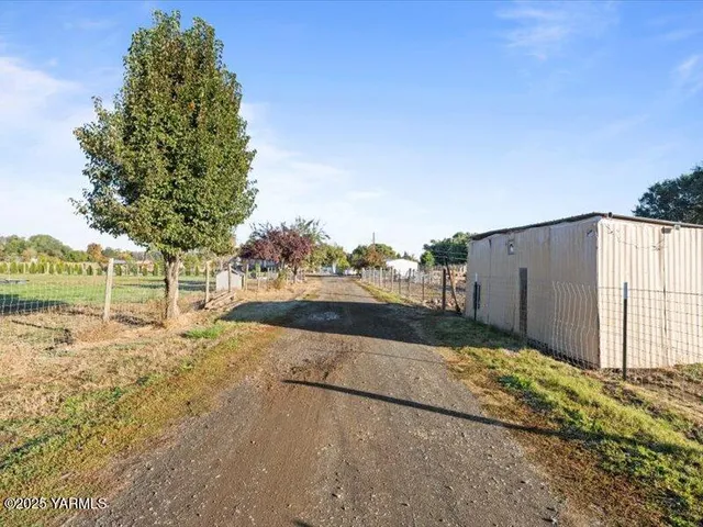 $320,000 | 2805 South 90th Avenue, Yakima, WA 98903