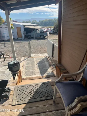 a view of yard with green space