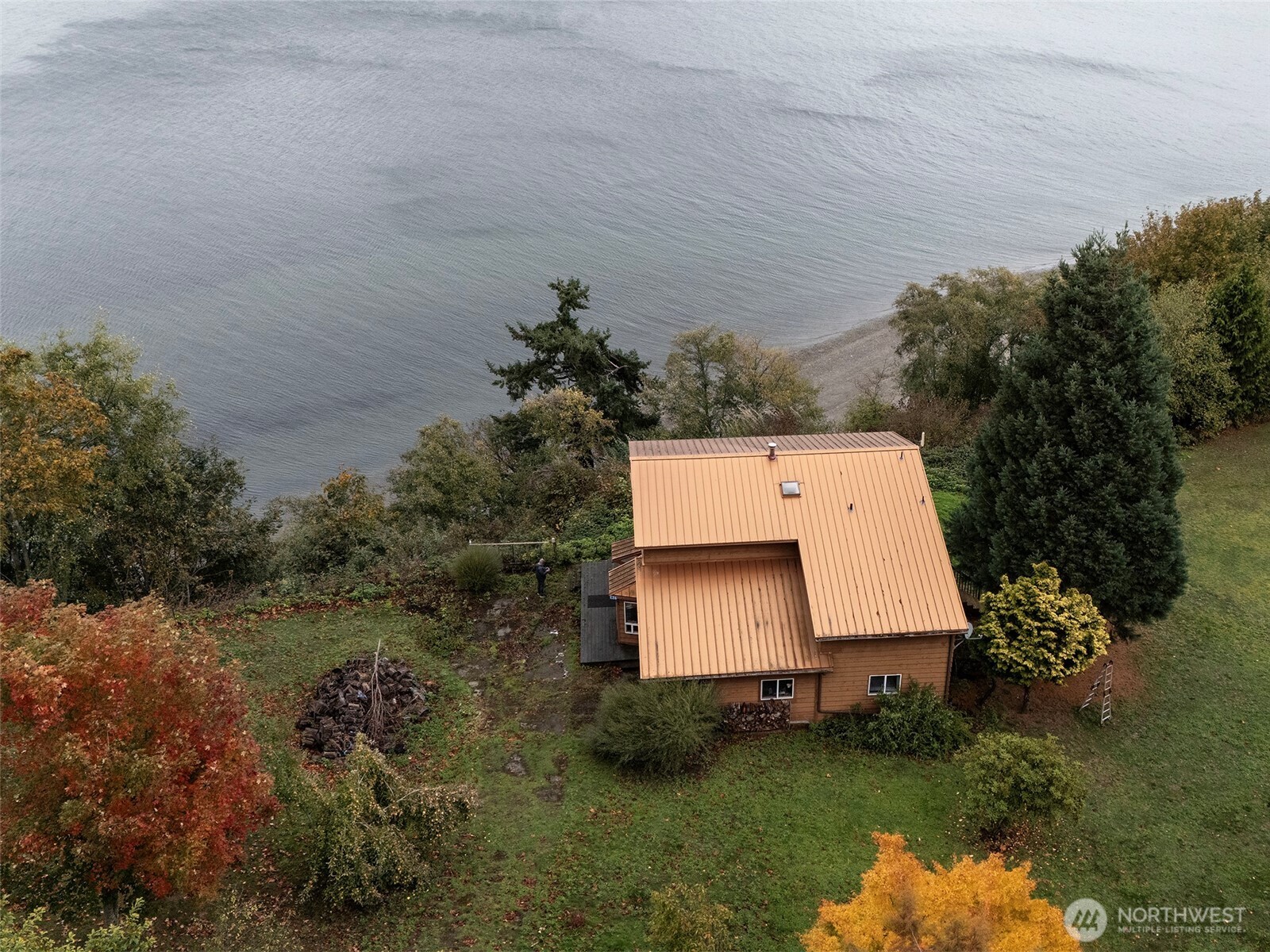 26 E Port Everett, WA 98201 - Photo 1 of 33 an aerial view of residential house with outdoor space