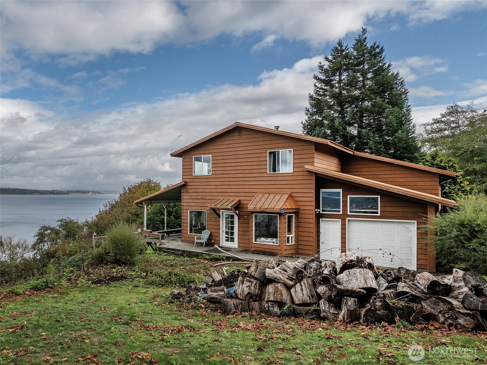 26 E Port Everett, WA 98201 - Photo 32 of 33 a backyard of a house with lots of green space