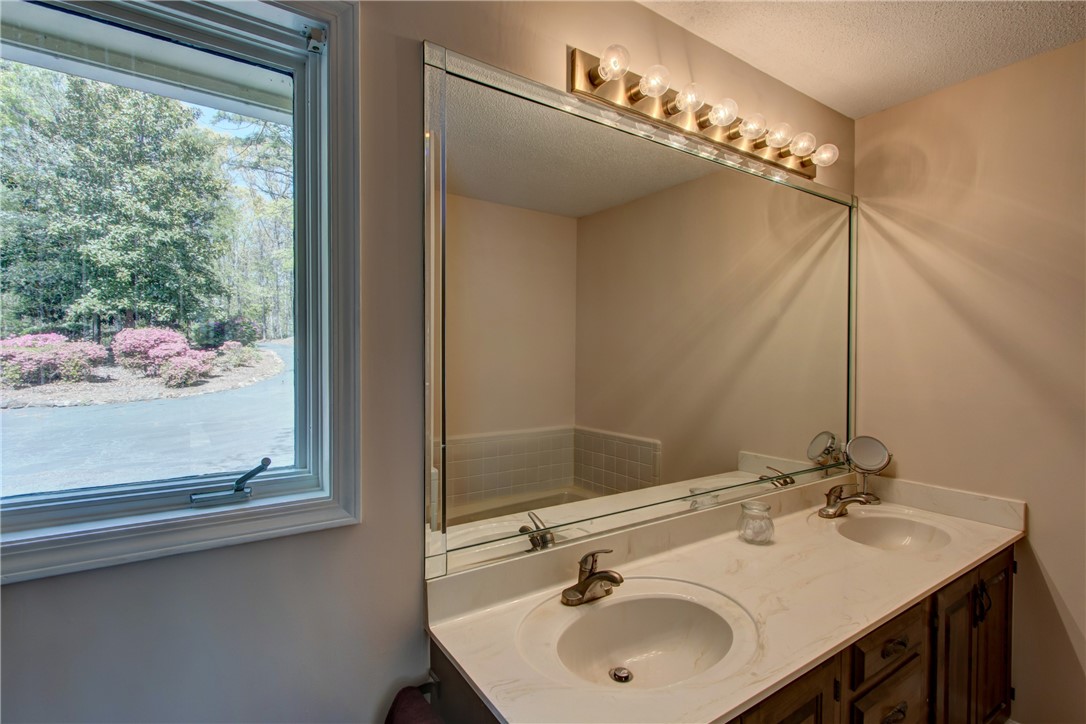 628 Seminole Point Road Fair Play, SC 29643 - Photo 16 of 29 Gallery Image 16
