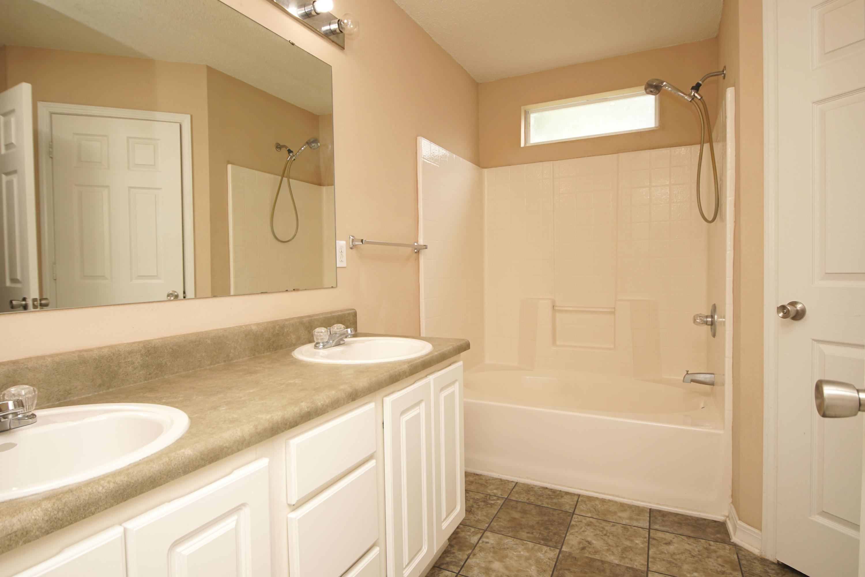 236 Limestone Circle Crestview, FL 32539 - Photo 14 of 32 236LimestoneMasterBthr3