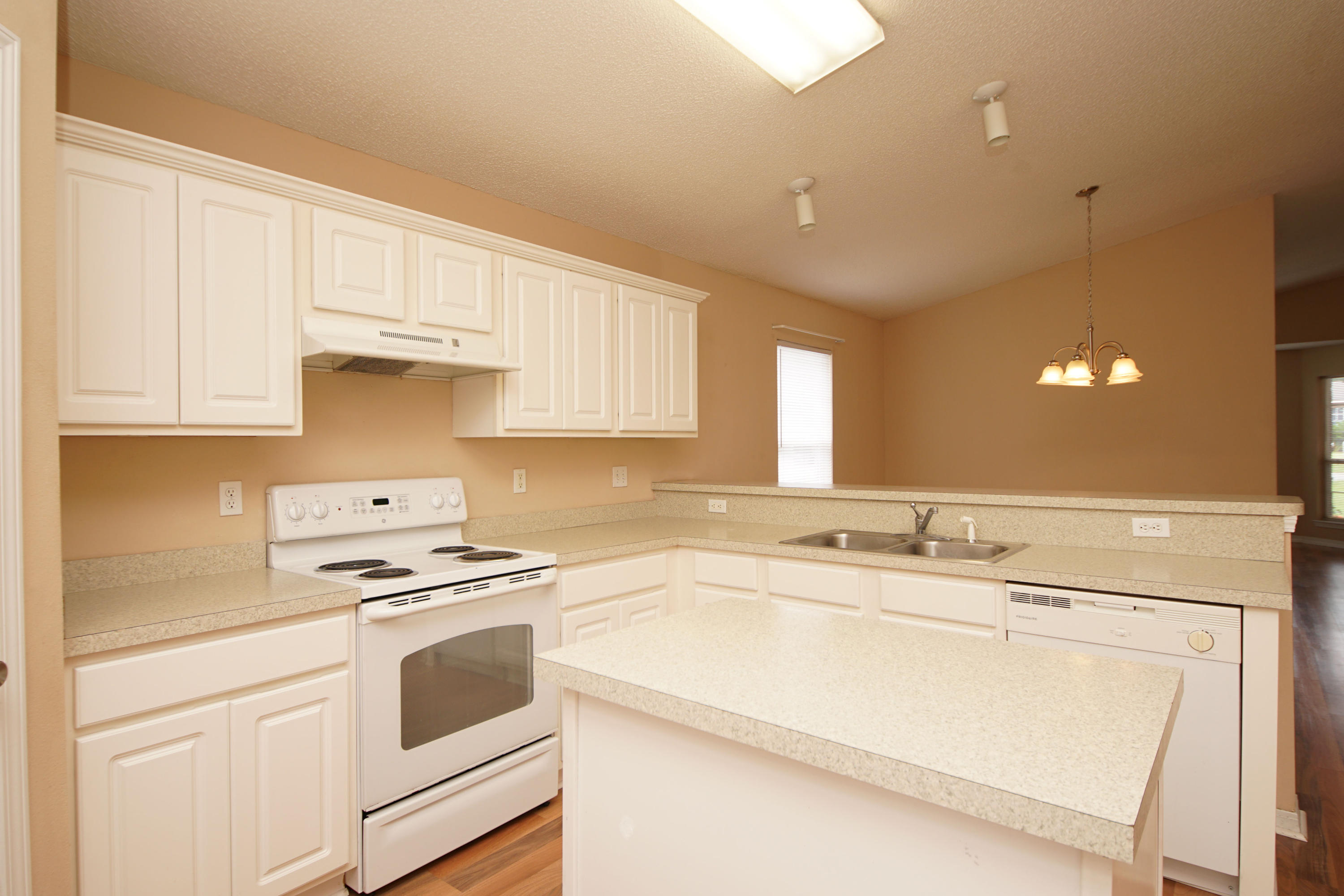 236 Limestone Circle Crestview, FL 32539 - Photo 6 of 32 236LimestoneKitchen16