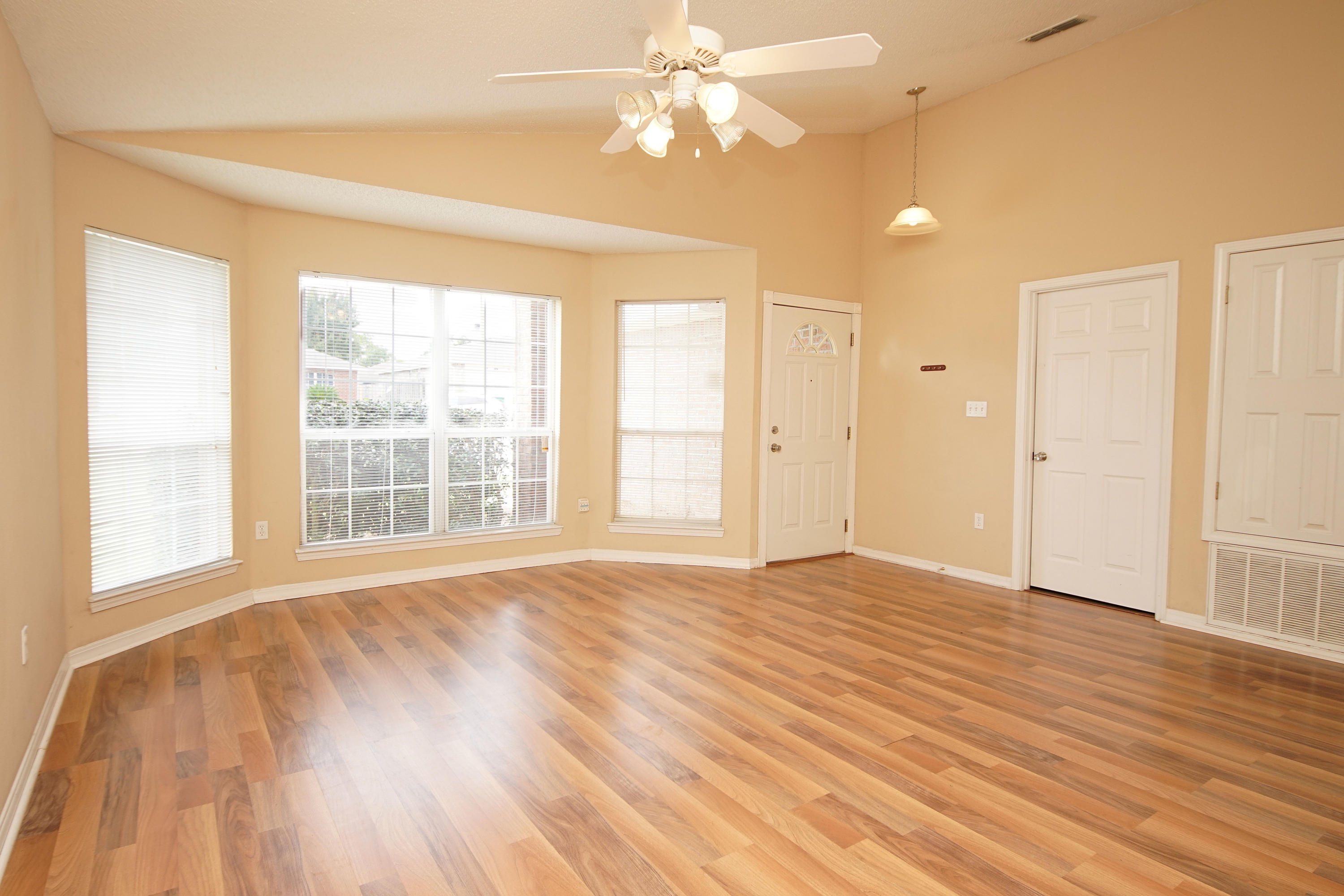 236 Limestone Circle Crestview, FL 32539 - Photo 8 of 32 236LimestoneLiv2