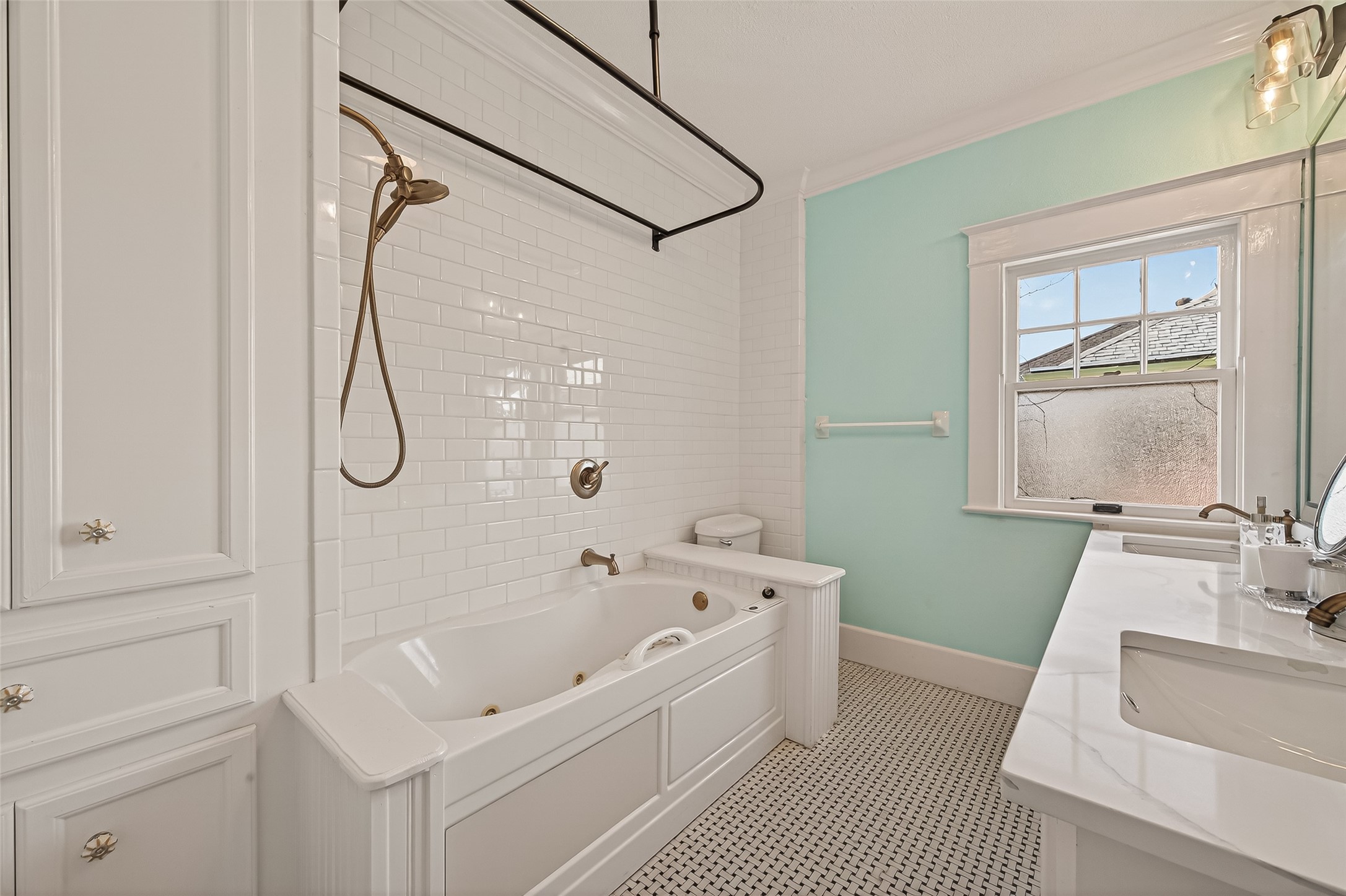 1723 Rosenberg Street Galveston, TX 77550 - Photo 22 of 38 Large soaking tub and shower combo.