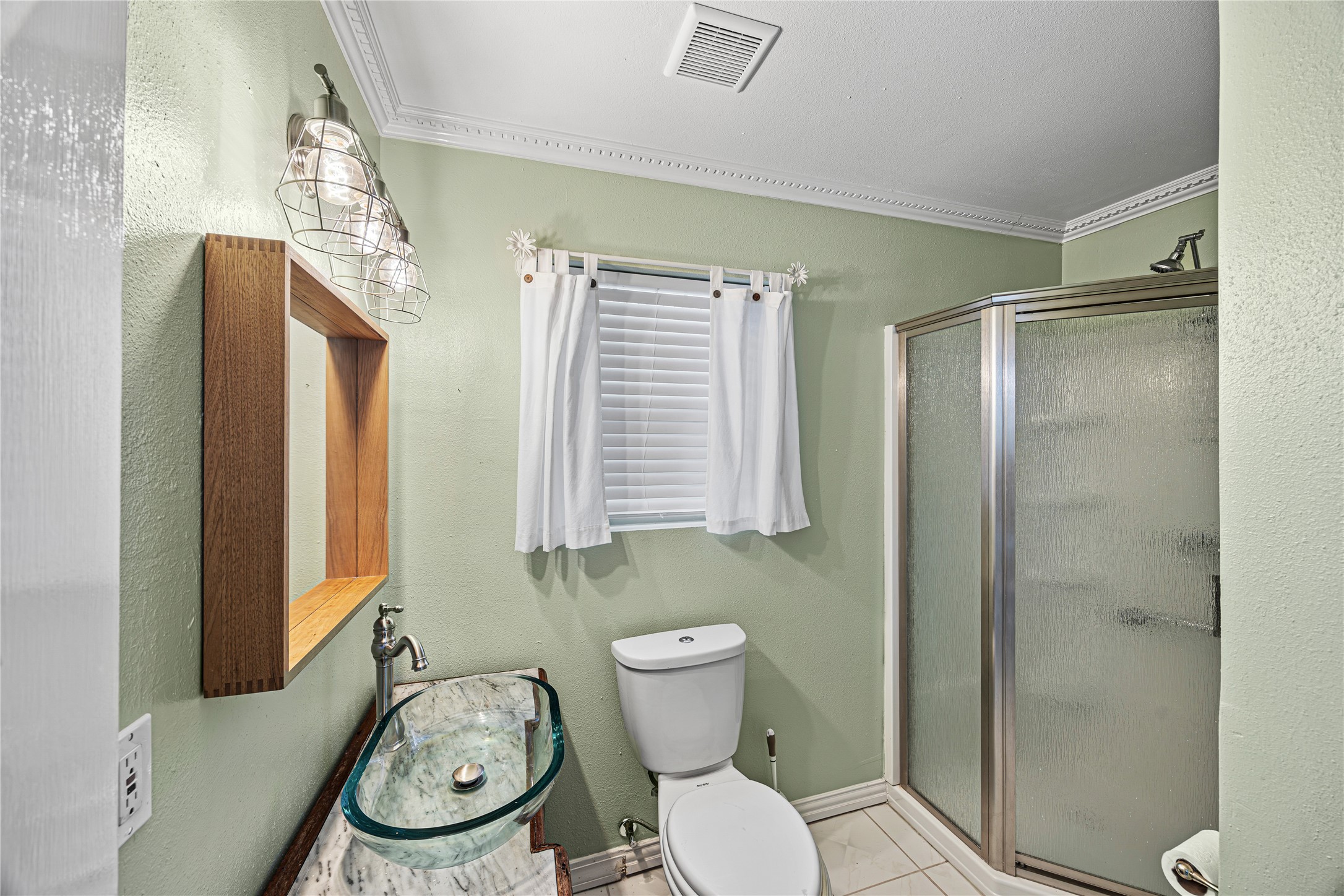 1723 Rosenberg Street Galveston, TX 77550 - Photo 32 of 38 Studio apartment bathroom featuring a functional layout and shower.