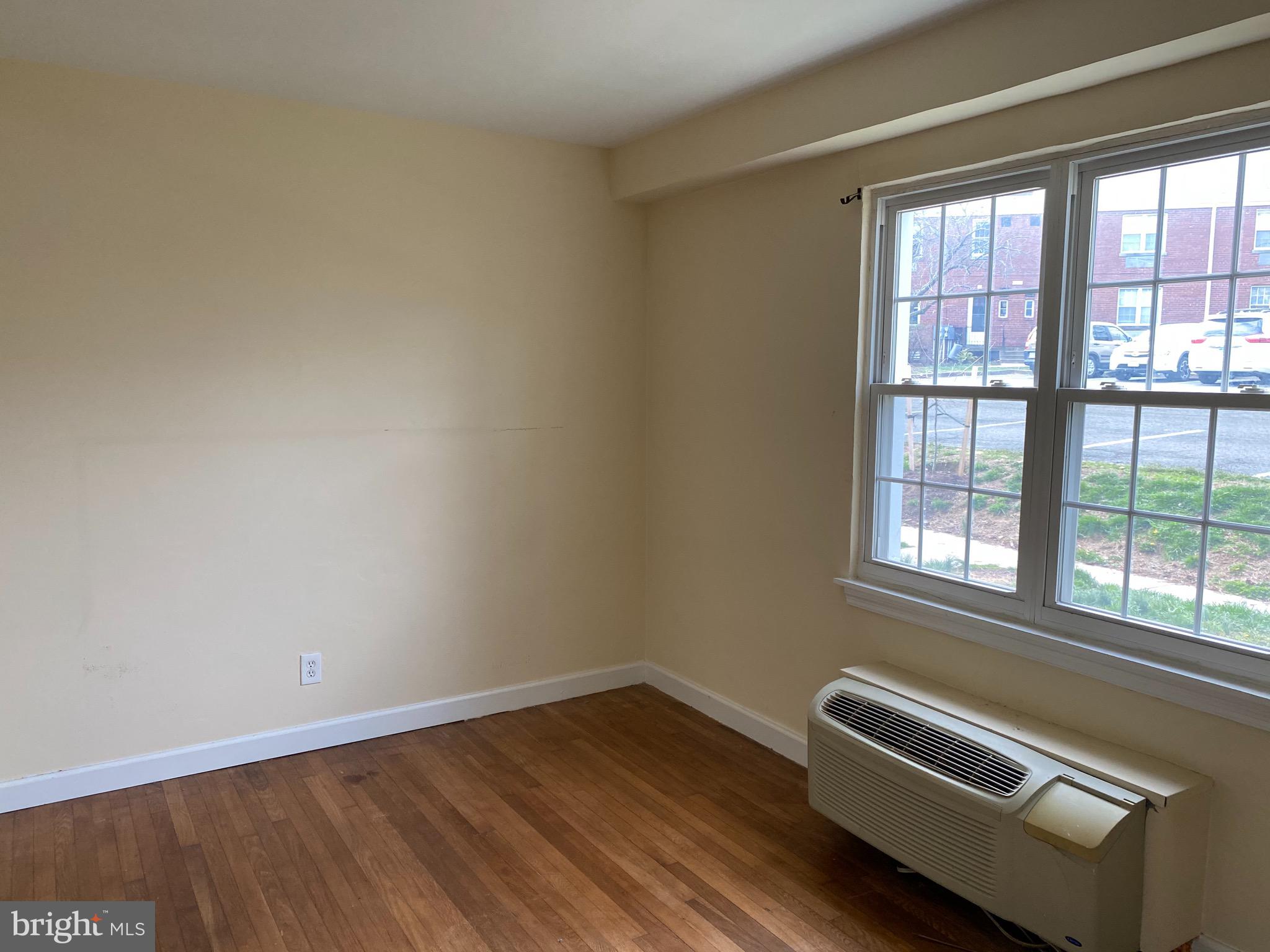 203 East Glebe Road, Unit D Alexandria, VA 22305 - Photo 3 of 12 a room with a window