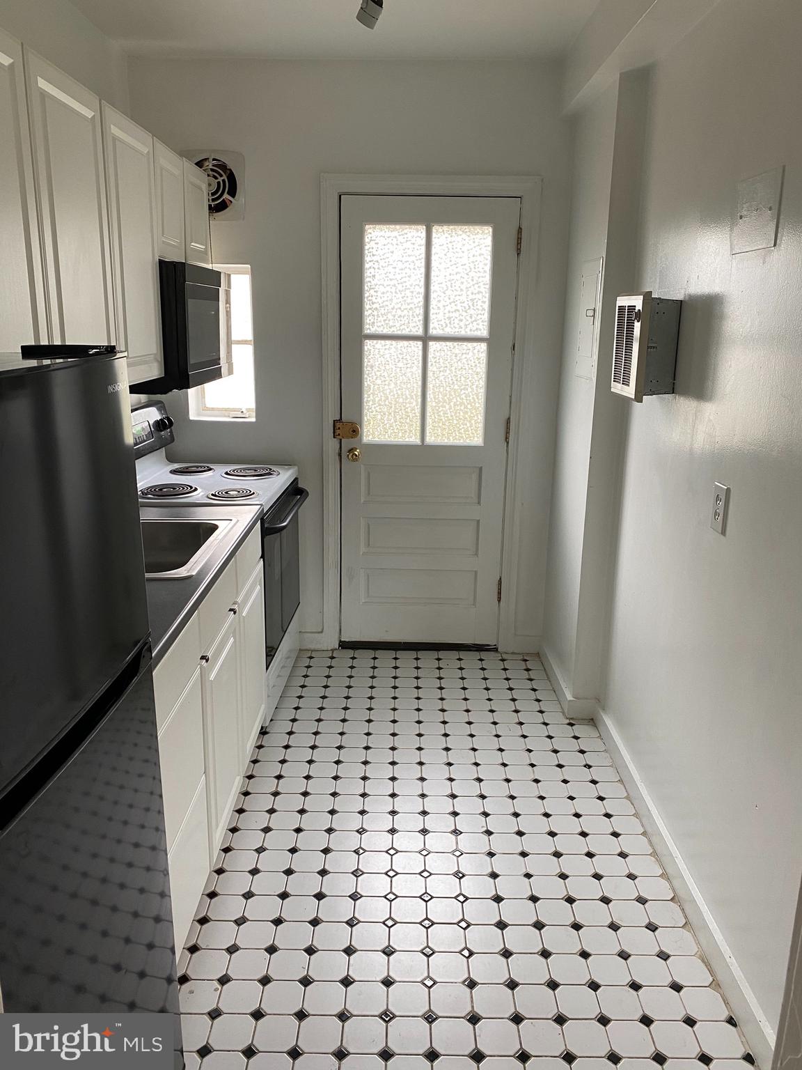 203 East Glebe Road, Unit D Alexandria, VA 22305 - Photo 4 of 12 a kitchen with a sink a stove and refrigerator