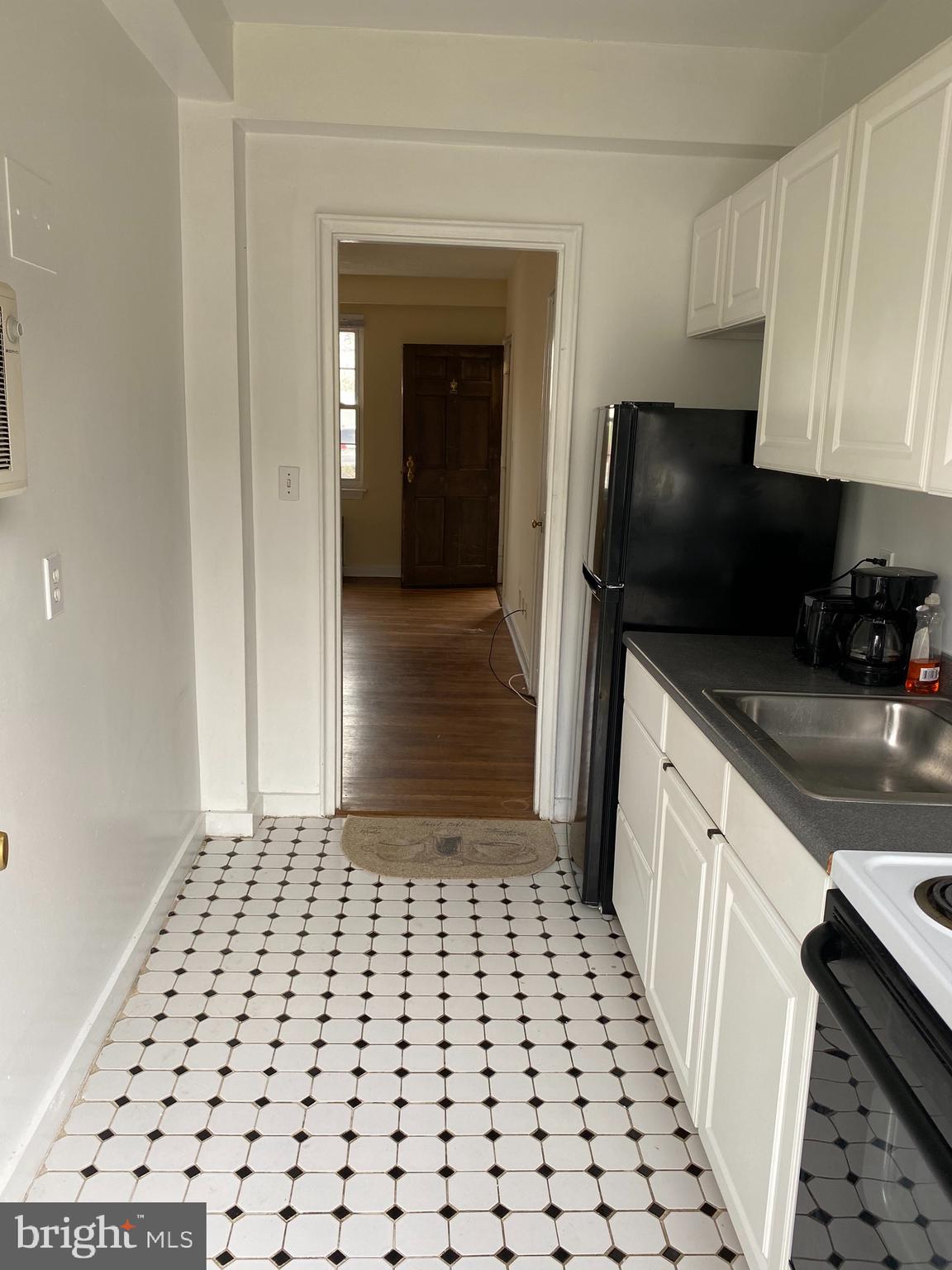 203 East Glebe Road, Unit D Alexandria, VA 22305 - Photo 5 of 12 a bathroom with a sink a toilet a shower and a window