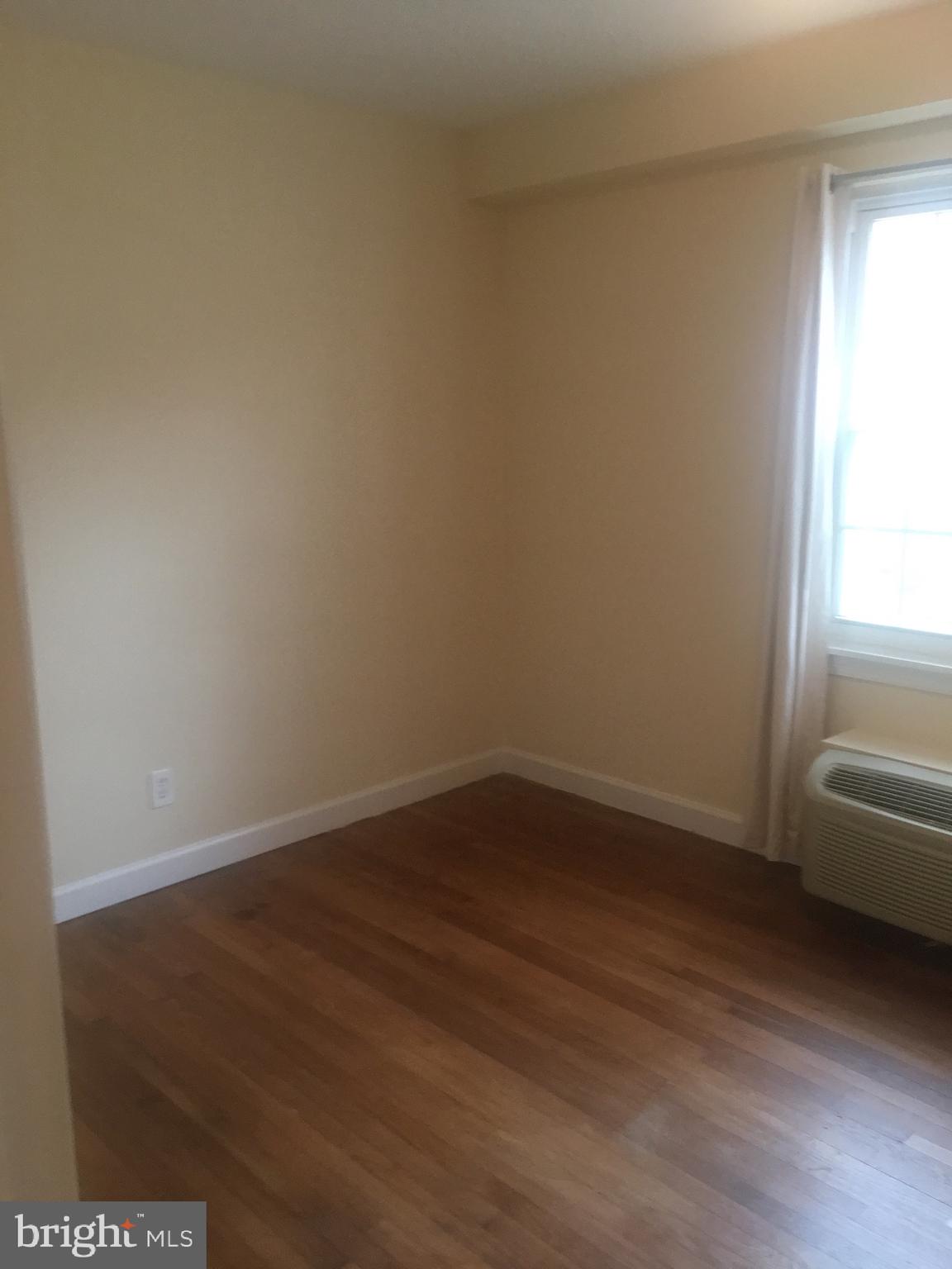 203 East Glebe Road, Unit D Alexandria, VA 22305 - Photo 7 of 12 a view of an empty room and window
