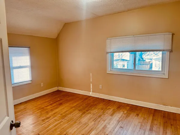 $2,700 | 246 Sidney Street East, St. Paul, MN 55107