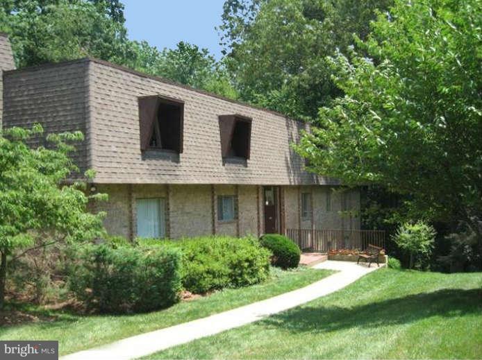 11615 Vantage Hill Road, Unit 1A Reston, VA 20190 - Photo 3 of 27 Exterior (Front) in summertime