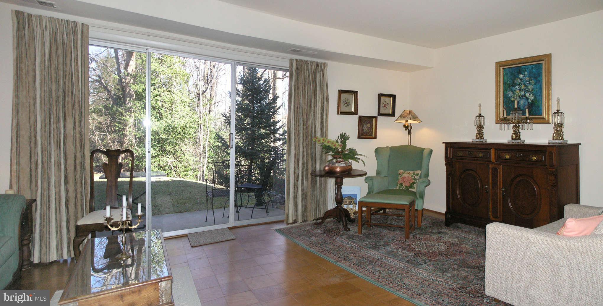 11615 Vantage Hill Road, Unit 1A Reston, VA 20190 - Photo 6 of 27 Living Room