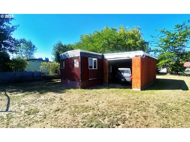 a view of a backyard
