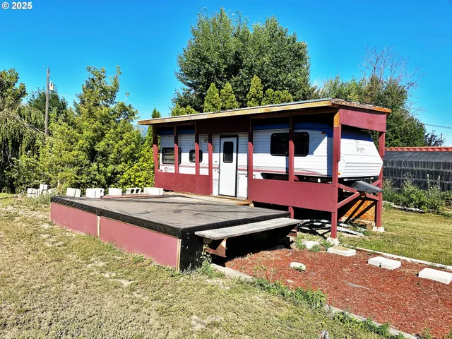 a wooden bench sitting in front of a house