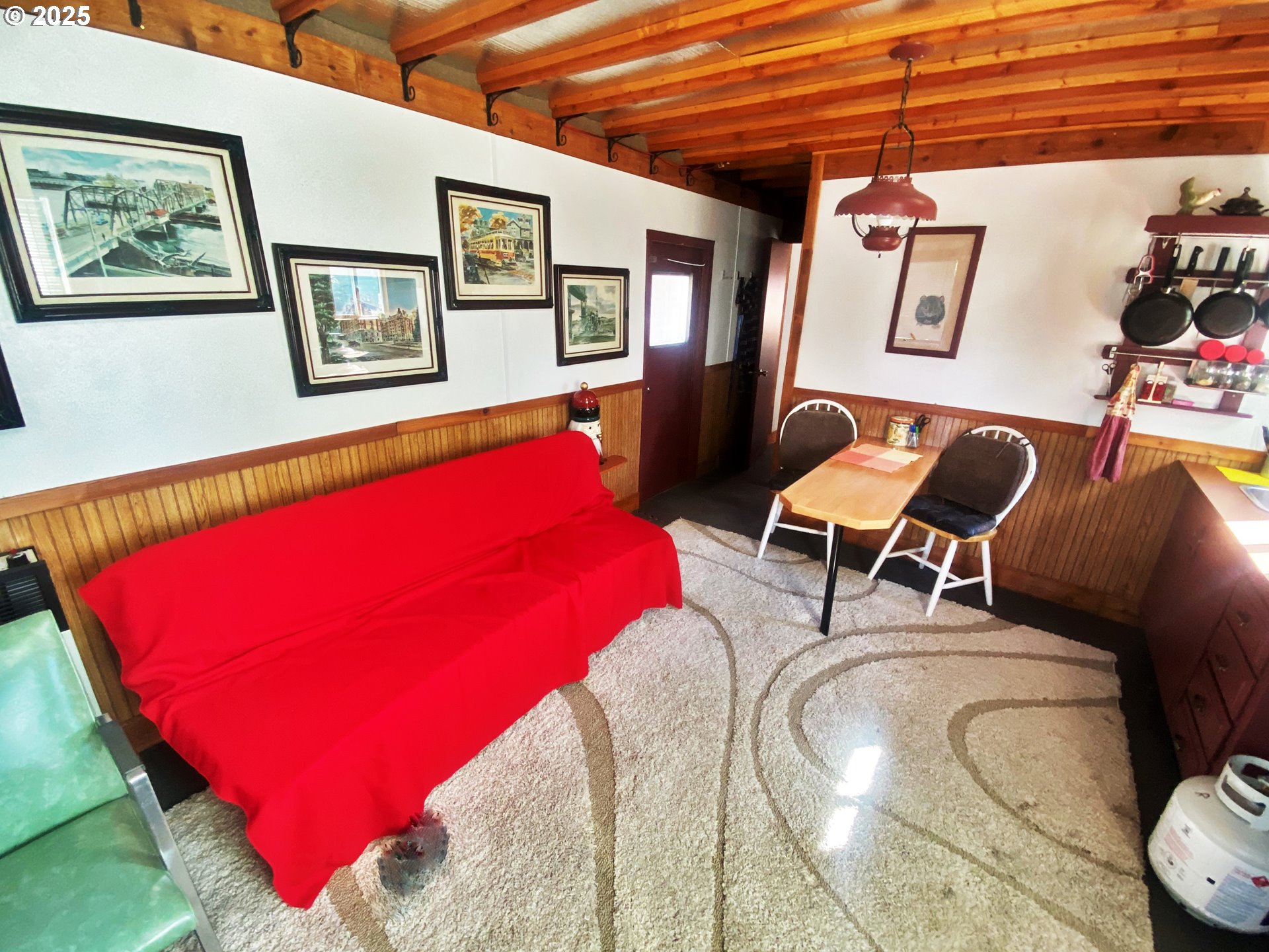 916 Robert Street Haines, OR 97833 - Photo 6 of 18 a room with furniture and screen