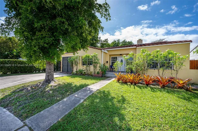 a view of a house with backyard and a sitting area