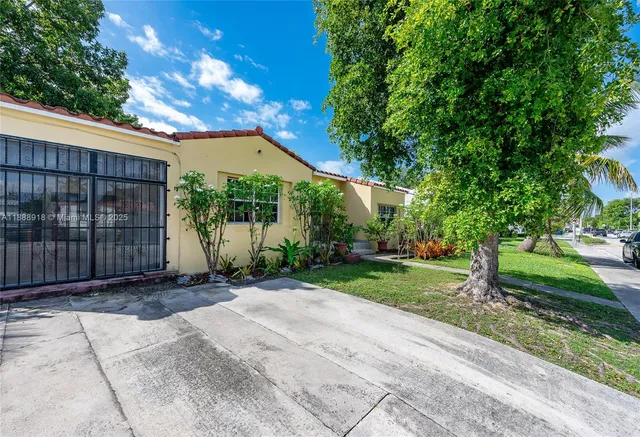 a view of a back yard of the house