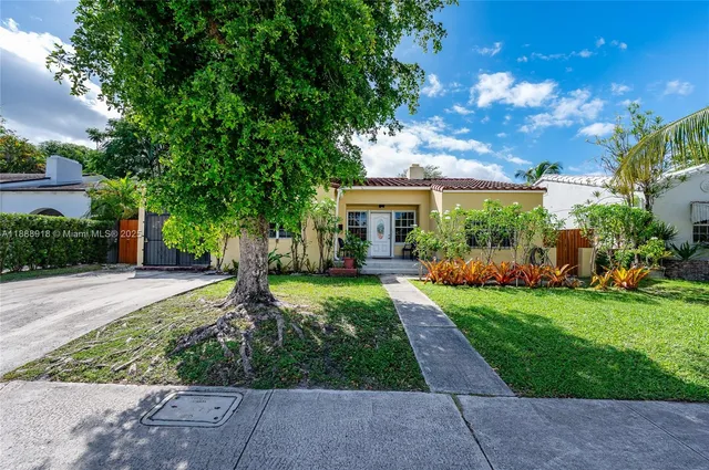 a view of a house with a yard