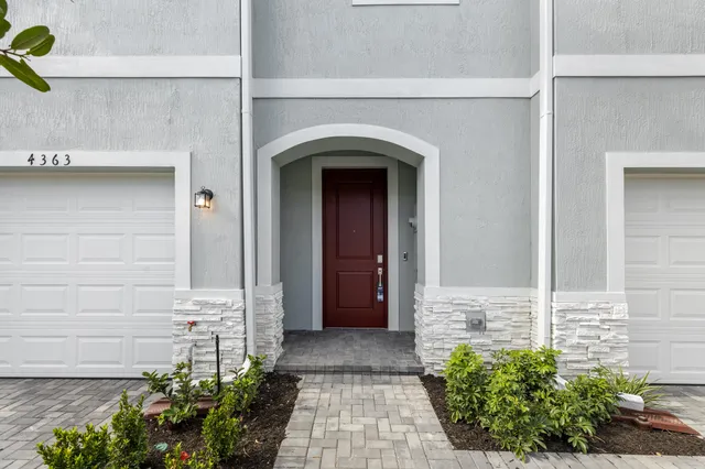 $3,000 | 4250 Lagoon Shore Drive, Lake Worth, FL 33467