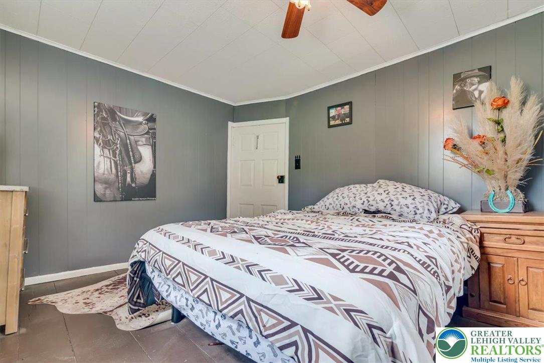 173 Anchorage Road Saylorsburg, PA 18353 - Photo 39 of 75 a bedroom with a bed and a painting on the wall