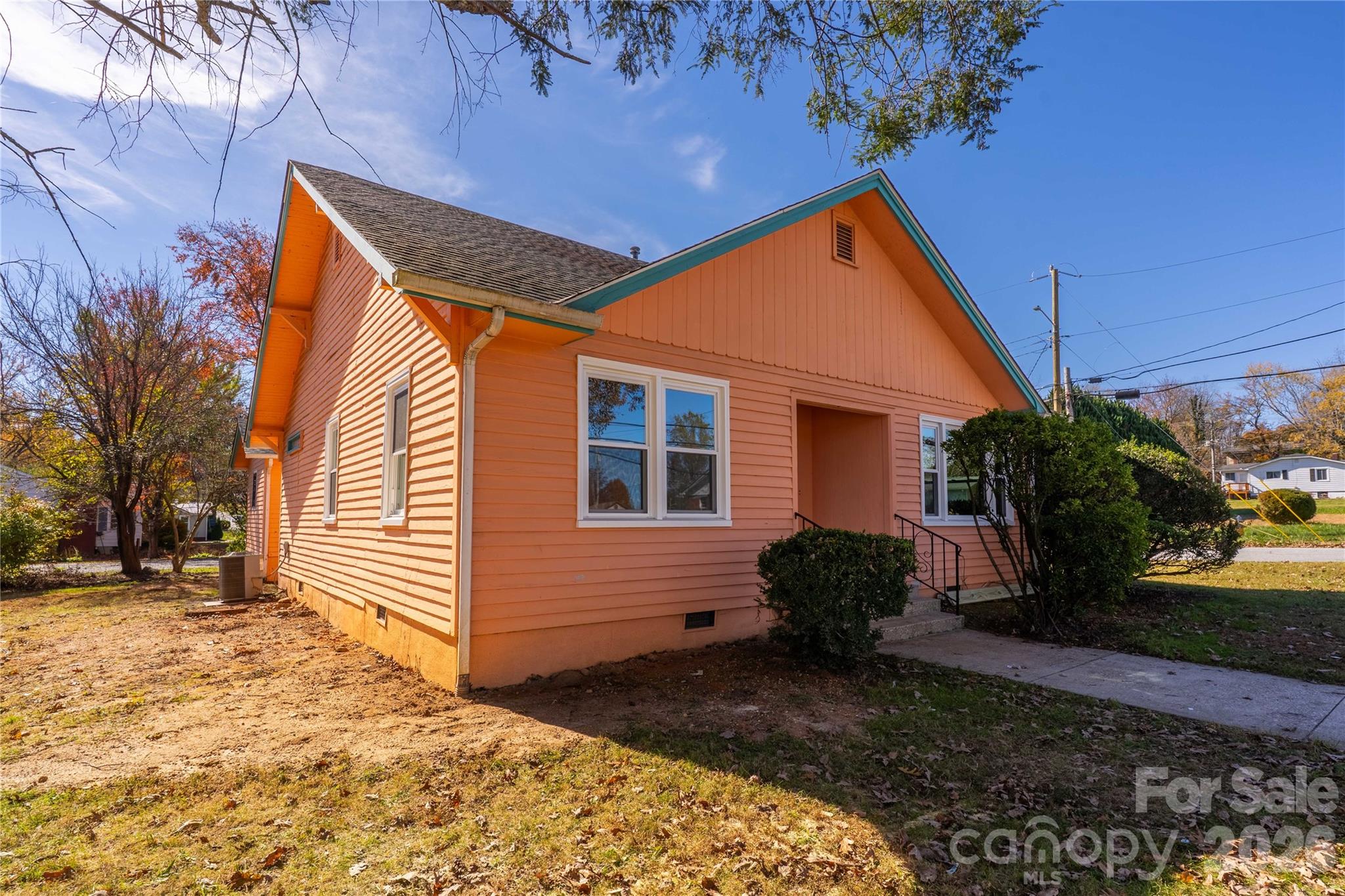 a view of a house with a yard