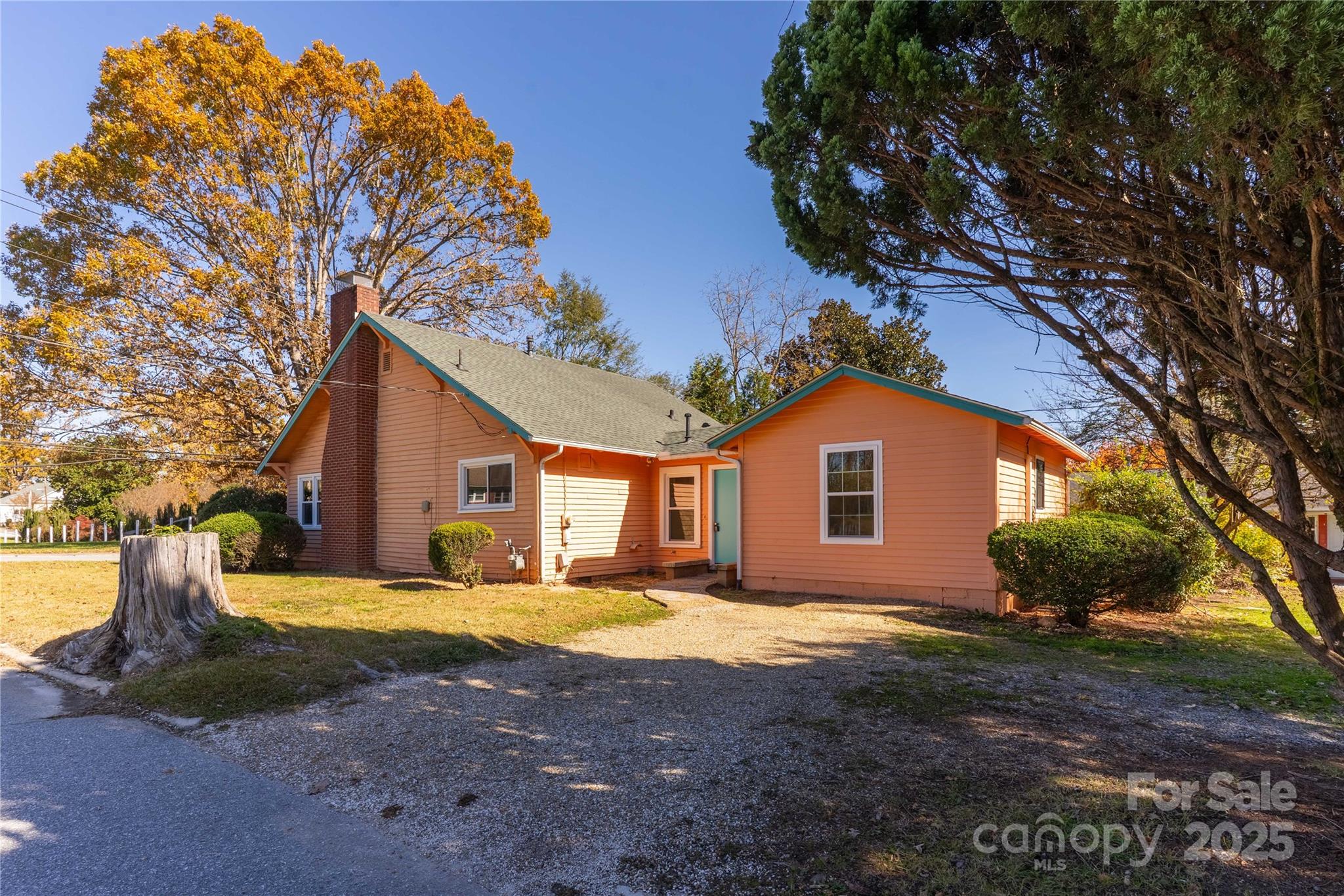 422 Hebron Road Hendersonville, NC 28739 - Photo 2 of 41