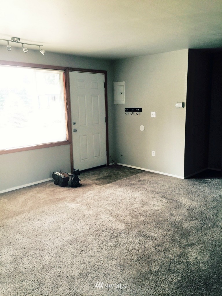 770 Queen Avenue Northeast Renton, WA 98056 - Photo 4 of 15