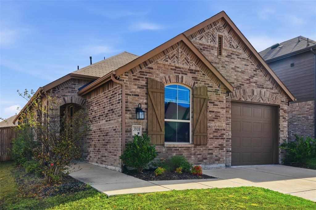 a view of a house with backyard