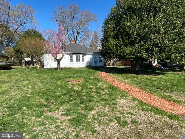 a view of a yard in front of the house