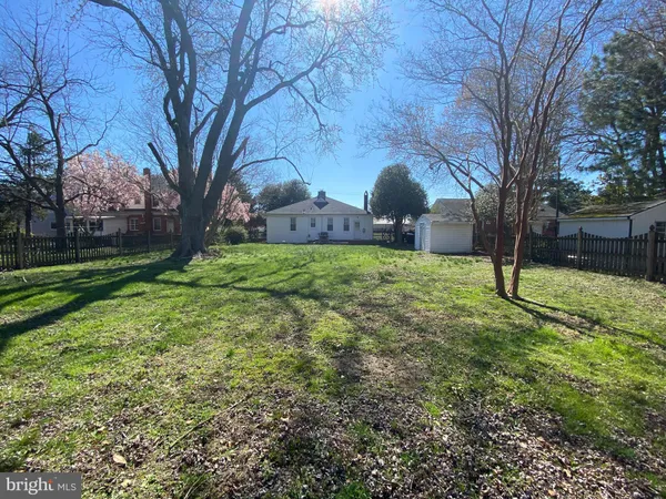 a view of a yard with a house