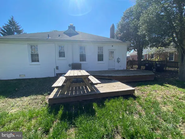 a view of a back yard of the house