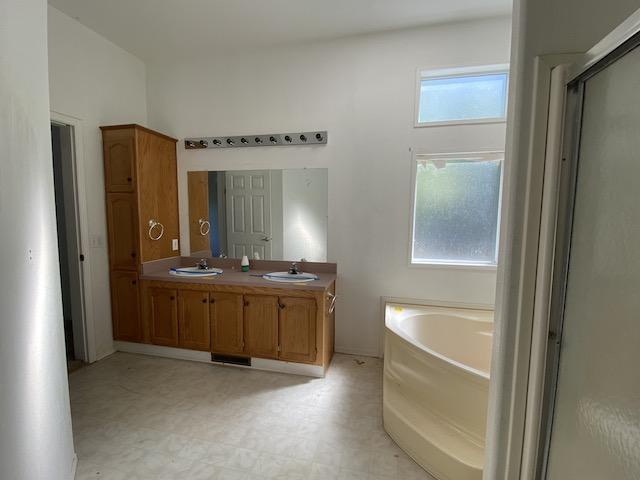 661 Keen Road Grants Pass, OR 97527 - Photo 18 of 28 431-433124 Bathroom Master Angle 2