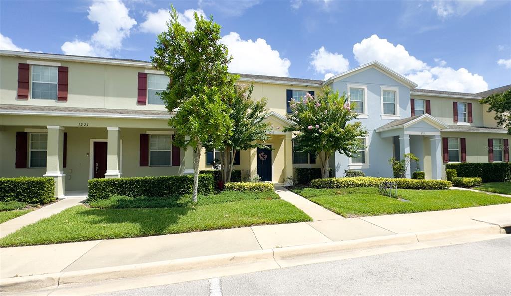 1217 Seburn Road Apopka, FL 32703 - Photo 10 of 61 front view of a house and a yard